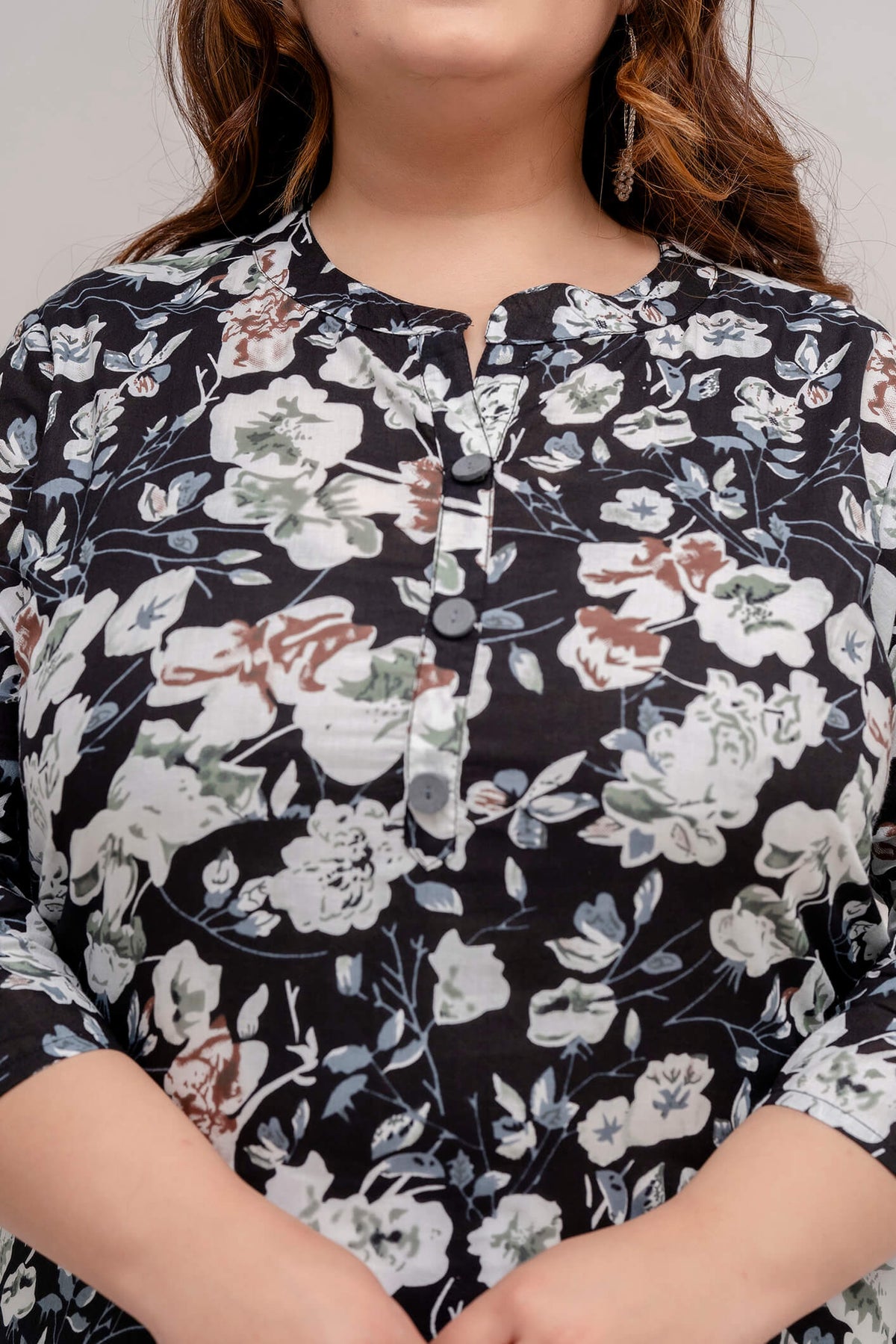 Closeup of notch neck with button placket on black floral cotton kurti, neat finishing for curvy women, 3XL–9XL