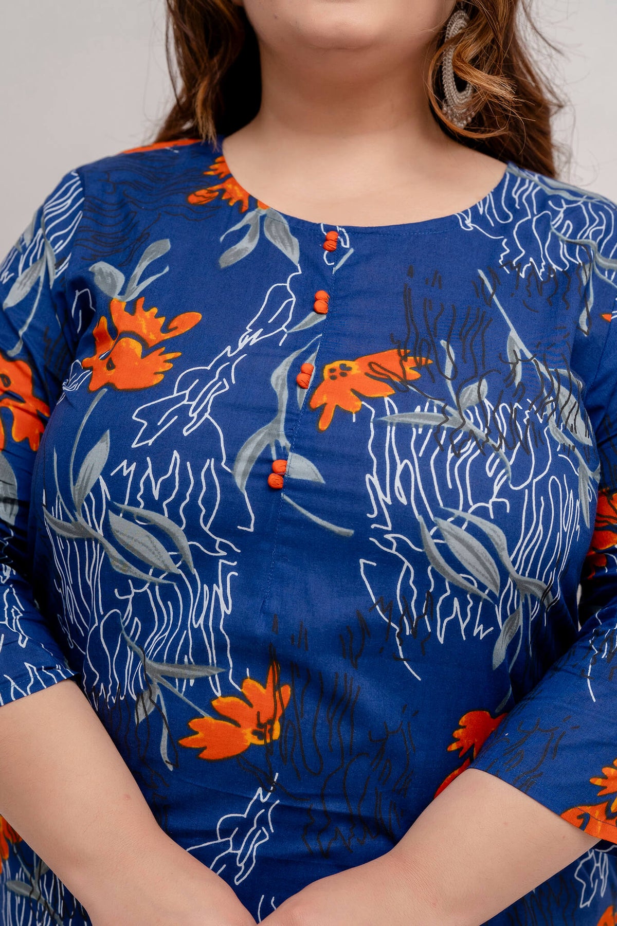 Closeup of round neck with button placket on blue floral cotton kurti, neat finishing for curvy women, 3XL–9XL