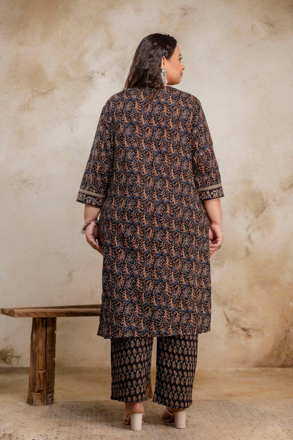 Back view of plus size black cotton kurti pant dupatta set for curvy women, big size ethnic clothing