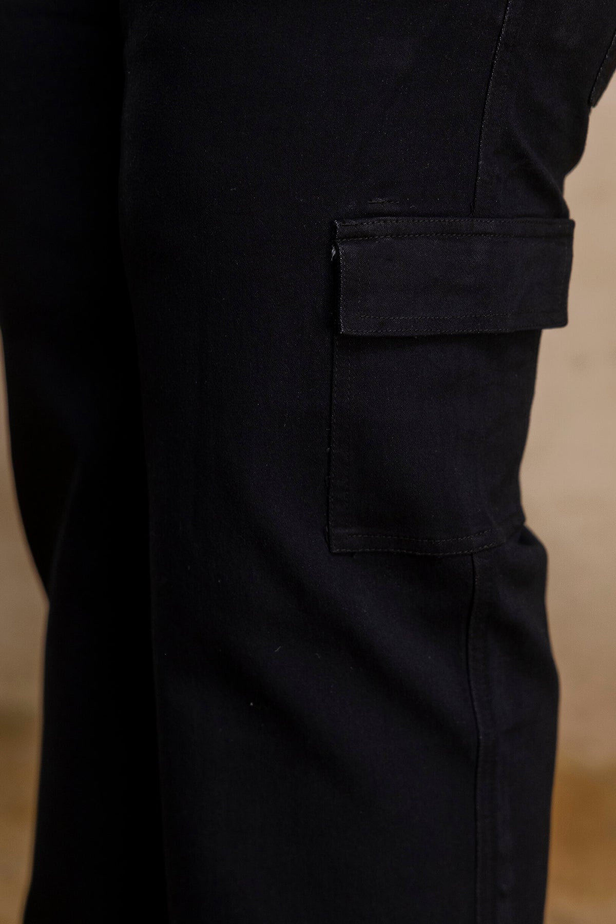 Plus size buttoned black denim cargo pocket for fat women, big size clothing close view