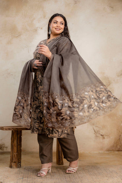 Plus size kurti pant dupatta set worn by curvy woman, elegant big size outfit