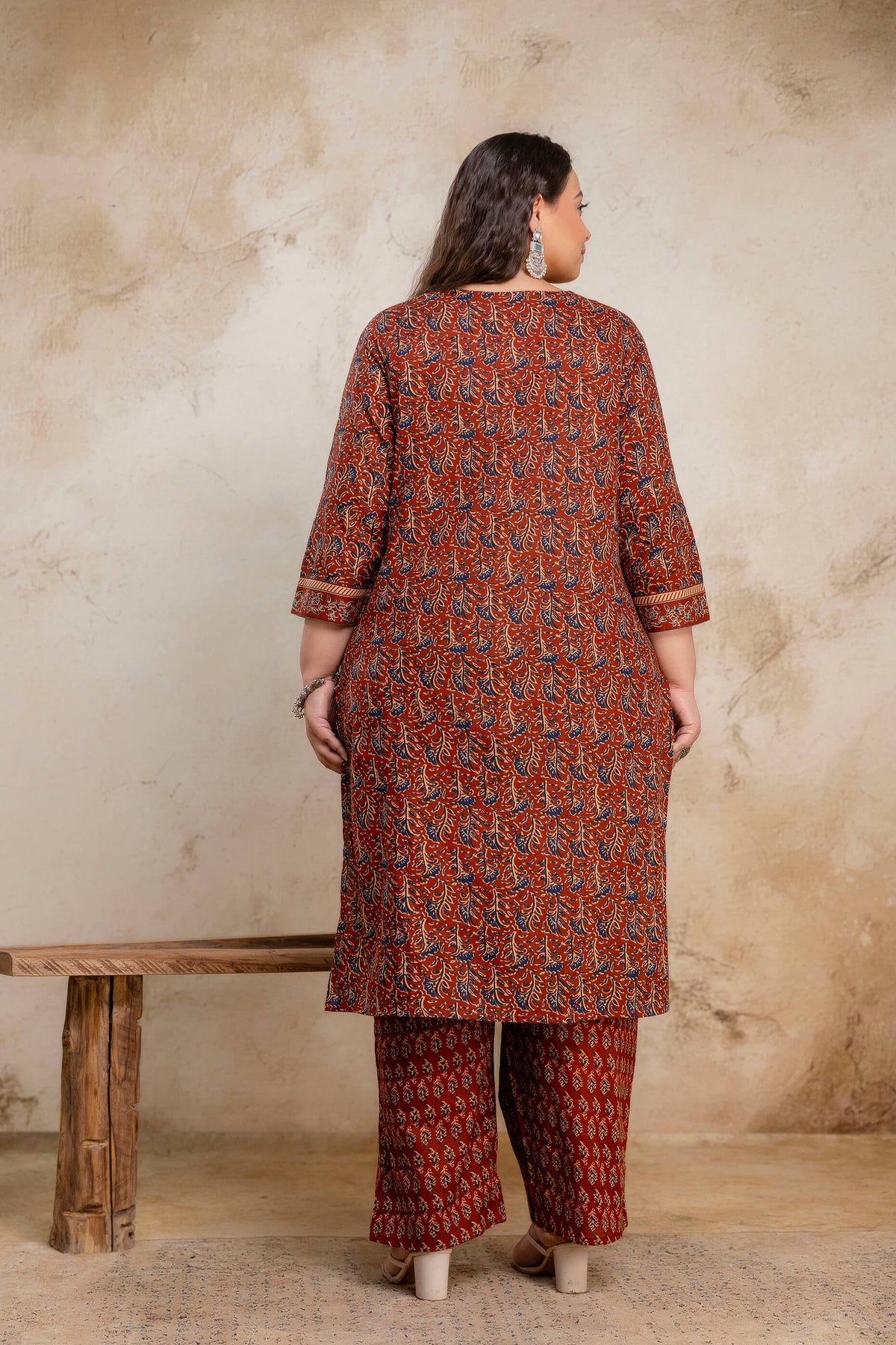 Back view of plus size rust cotton kurti pant dupatta set for fat and curvy women, big size ethnic clothing
