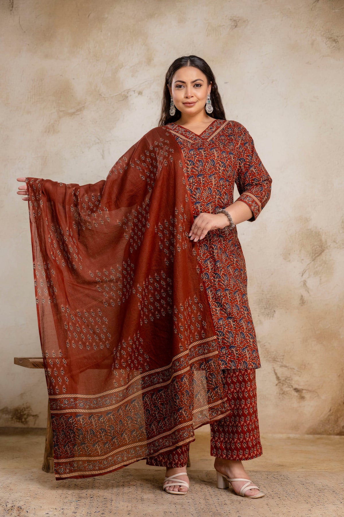 Full look of plus size rust cotton kurti pant dupatta set for fat women, big size outfit