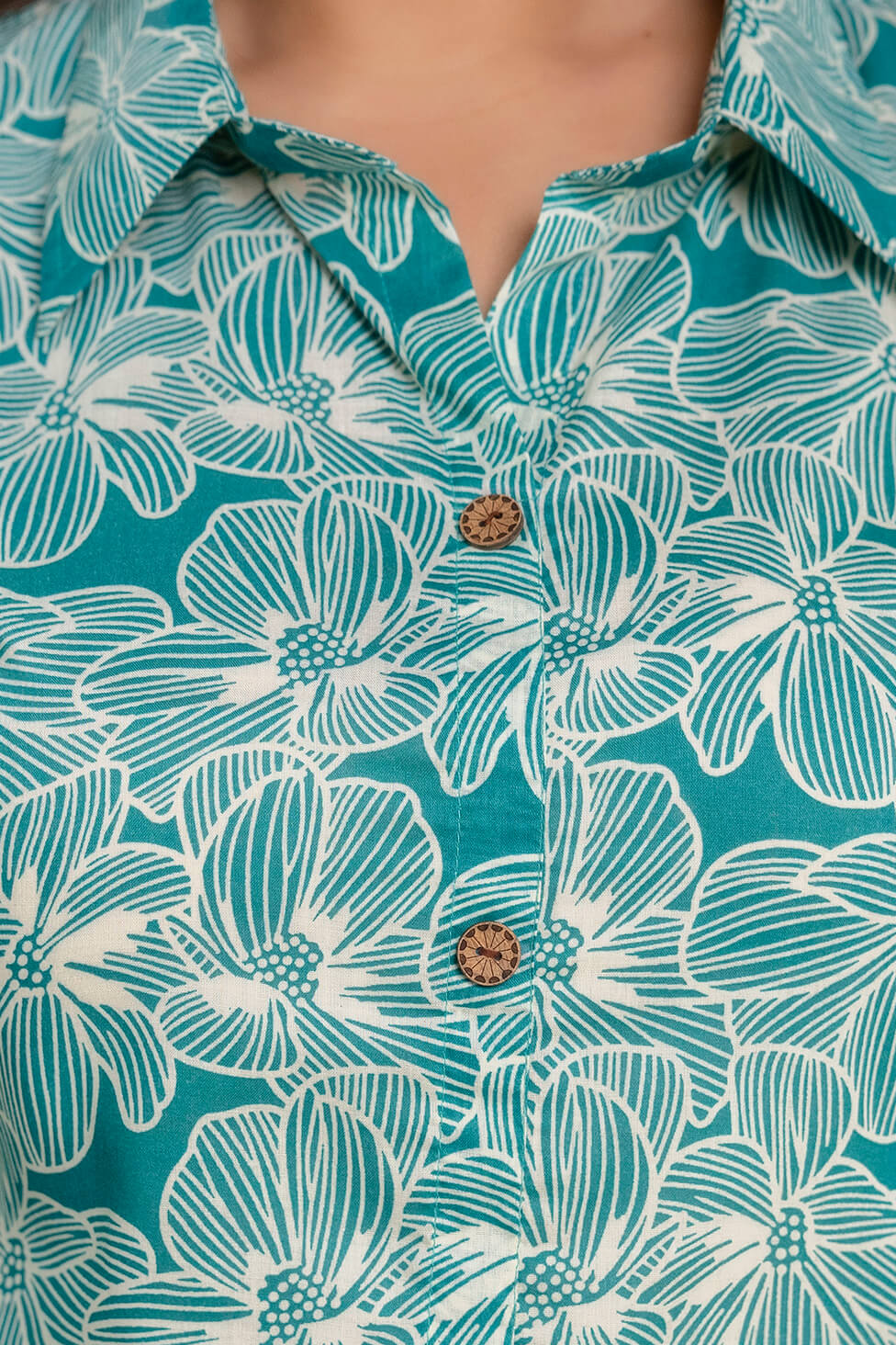 Neckline detail of plus size teal floral cotton kurti for fat women, soft big size clothing fabric