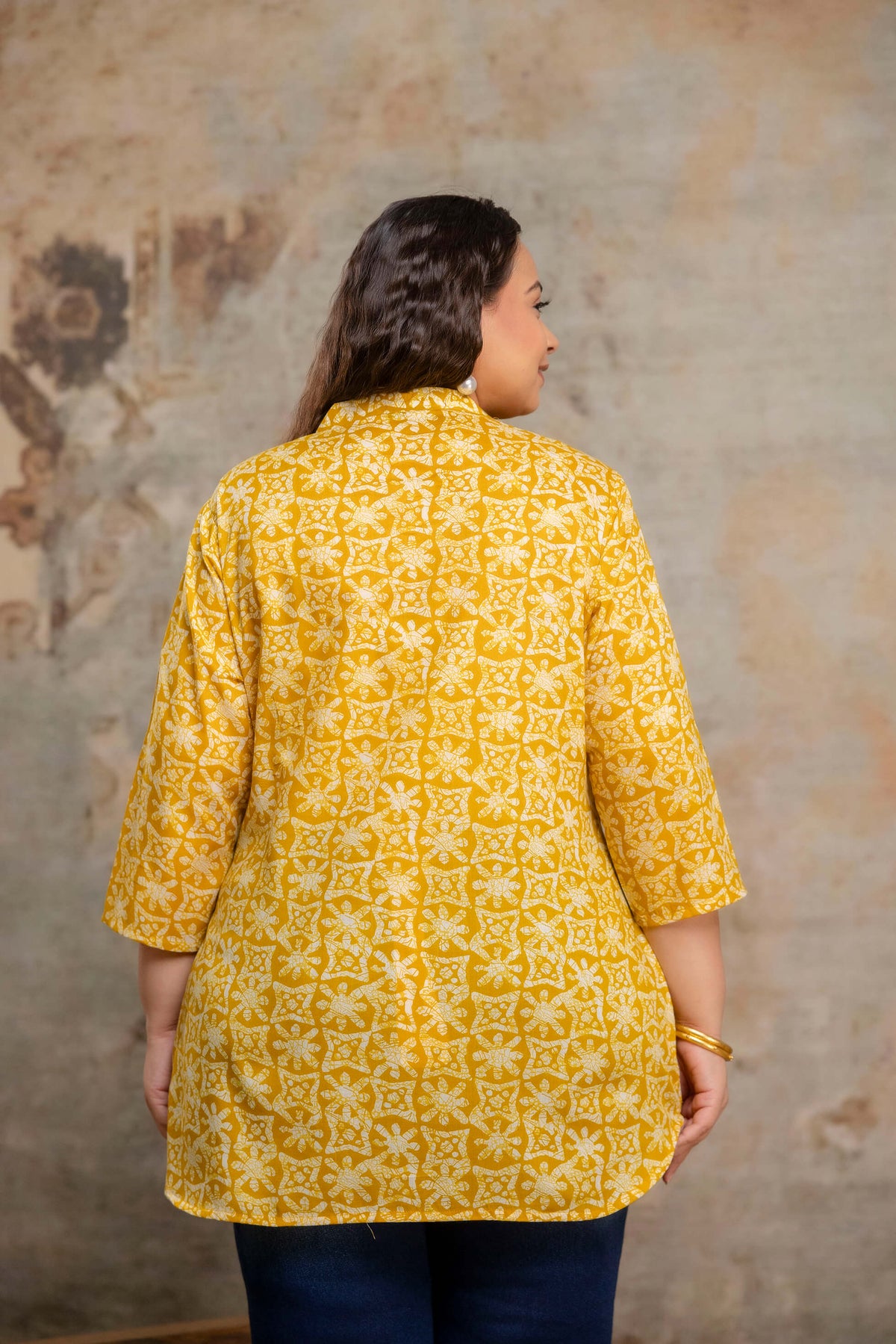 Back view of plus size yellow printed cotton short kurti tunic for curvy women